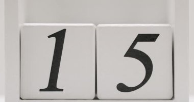 Beyaz tahta bloklarda sergilenen 15 sayısının yakın plan çekimi takvim, geri sayım ya da olay işaretleri için kullanışlı. Takvim ya da geri sayım için beyaz tahta bloklarda 15 numaraya yakın çekim