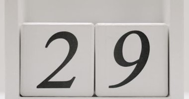 Kalın siyah yazı tipiyle 29 numaralı beyaz tahta blokları yakın plan çek. Basit ve temiz tasarım, tarihle ilgili kavramlar ve takvim temsilleri için uygun. Beyaz Tahta Bloklar 29 Numarayı Gösteriyor