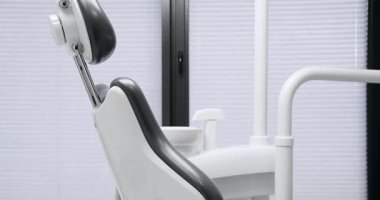 Dişçi koltuğu ve tıbbi ekipmanlı modern oda. Diş hekimliğinde modern ekipman. Dişçi koltuğu ve diğer aksesuarlar. Diş sağlığı kliniği ekipmanları.