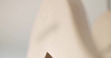 Sörf tahtasının pürüzsüz, hafif ahşap yüzeyine yakın çekim. Çekim, ahşap tahılın işçiliğini ve doğal güzelliğini vurguluyor. Sörf, ahşap işçiliği veya tasarımla ilgili projeler için mükemmel.