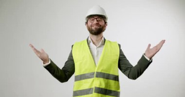Güçlü bir şapka ve güvenlik yeleği giyen neşeli bir mühendis ya da mimar kollarını açıp hoş geldin, sunum ya da davetiye anlamına gelen jestler yapar. İnşaat, mühendislik, mimari gibi kavramlar,