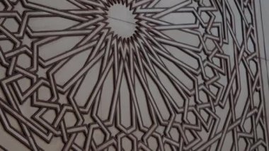 Karmaşık bir Fas tasarımına yakın çekim. Geleneksel İslami geometrik desenler. Nötr renk paleti. Seyahat, mimari veya kültürel projeler için ideal.