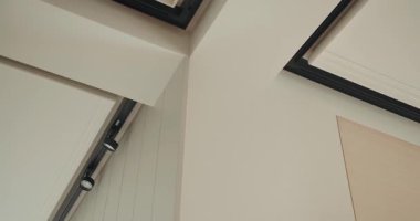 Şık, modern bir ev. Minimalist bir iç mekâna karşı zarif ışıklandırmalı sürgülü kapı mekanizması sergiliyor. Sürgülü Kapı ve Zarif Işıklı Modern Ev İçi