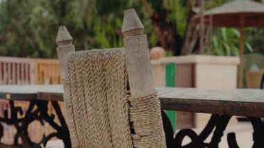 Fas avlusunda el yapımı el yapımı koltuğa yakın plan. Kırsal mobilyalar bu Kuzey Afrika ortamının sakin atmosferini arttırıyor..