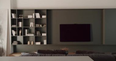 Televizyon ve kitaplık ile modern oturma odası. Minimalist tasarımı olan rahat ve şık bir daire, geniş bir televizyon, rahat koltuklar ve iyi stoklanmış bir kitaplık..