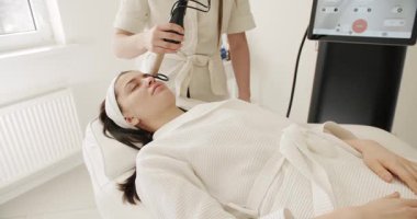 Yüz tazeleme, kadın güzellik kliniğinde LPG donanım masajı yaptırıyor. Tıp merkezinde lazer yüz tedavisi gören genç bir kadın. Cilt gençleştirme konsepti. Güzellik tedavisi.