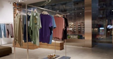 Pano dükkanında giysi ve ayakkabı. Kaykaylar ve spor ayakkabılar sergileniyor. Perakende alanı. Satış, alışveriş. Tüketim, modern yaşam tarzı. Vitrinlere bakıyorum. Ticari ürün sunumu.