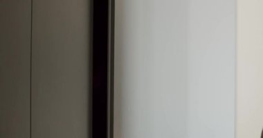 Bir kadın parlak ışığı açığa çıkarmak için dolap kapısını açar. Bu, umut, yeni başlangıçlar ve merakı çağrıştırıyor. Karanlık iç meçhul olanı sembolize ederken, ışık pozitif bir sonucu işaret ediyor..