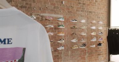 Modayı takip eden bir mağazanın duvarında asılı renkli ayakkabılar. Bu şık mağaza müşterilerine çeşitli kaykay kıyafetleri ve ayakkabılar sunmaktadır. Chisinau, Moldova - 18 Ocak 2025