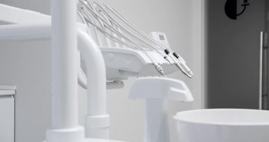 Modern Dişçi Ofisi. Dişçi koltuğu ve diğer aksesuarlar. Dişçi kliniği ekipmanları. Dişçi koltuğu ve tıbbi ekipmanlı modern oda.