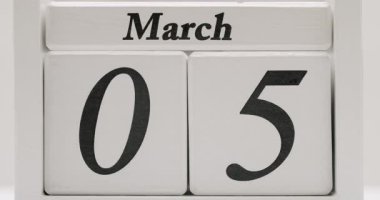 Mart ayını gösteren tahta blok takviminin yakın çekimi. Program, tarih ve zaman yönetimi konuları için mükemmel. Tahta Takvim: Beyaz Arkaplanda Mart Gösterimi