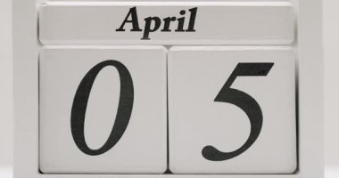 Belirli bir tarihi temsil eden bir blok takviminin Nisan ayına ayarlanmış yakın plan resmi. Önemli olayları, programları ya da teslim tarihlerini işaretlemek için ideal. Çerçevelenmiş Blok Takvimindeki Nisan Gününün Kapanışı