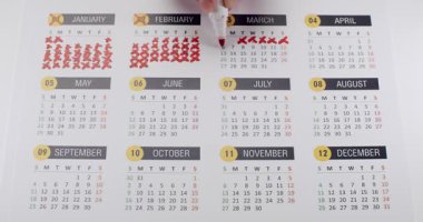 Mart ayında kırmızı kalemle işaretlenen, önemli tarihleri belirleyen, planlayan veya takip eden bir takvimin yakın plan çekimi. Takvimdeki Tarihler Siliniyor