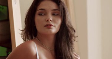 Zarif mavi iç çamaşırlı seksi kadın. İç çamaşırlı kız. Mavi külotlu kadın cesedi. Kadın vücudu. İç çamaşırlı seksi kızı kapat. Baştan çıkarıcı model kız tutkuyla kameraya bakıyor.