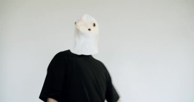 Kaz maskesi takan bir adam beyaz arka planda dans eder. Bu saçma ve gerçeküstü video anonimlik, kimlik ve bir maskenin arkasına saklanma projeleri için mükemmel..