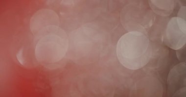 Kırmızı ve beyaz ışıltılı ışıltılı arka plan ışıltılı bokeh parçacıkları ile ışıltılı, ruhani ve zarif bir efekt, şenlikli kutlamalar ve romantik olaylar için ideal