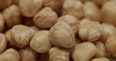 Organik soyulmuş fındık yığınının aşırı yakınlaşması yavaşça dönüyor. Sağlıklı gıda malzemeleri, protein zengini fındık ve vejetaryen atıştırmalık konsepti ezme veya tereyağı haline getirilmeye hazır.