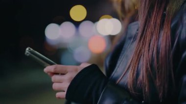 İş kadını eve dönüş yolunda gece olmasına rağmen sorunları çözer. Modern teknolojiler kullanır. Çevrimiçi alışveriş ve şehir merkezinde telefonla mesajlaşan bir kadın. Sevimli modern kadın düzenleme buluşması.