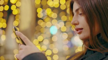 Bayan arkadaşlarıyla akıllı telefondan sohbet ediyor. Modern teknolojiler kullanır. İnternetten alışveriş ve restoranda mesajlaşan kadın. Çevrimiçi iletişim. Modern kadın ayarlama toplantısı. Modern teknolojiler.