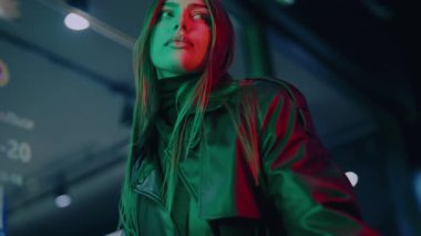 Renkli Filtrede Kameraya Bakan Kızın Portresi. Lüks kadın portresi. Neon ışıkları. Alacakaranlık Sokağı 'ndaki lüks kadının portresi. Çekici bir kadın portresi. Şehir Bulvarı Modeli.