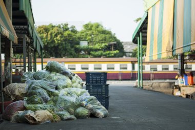 Sebze yığın içinde Rodfai Thonburi çarşı Thonburi tren istasyonu, Bangkok, Tayland