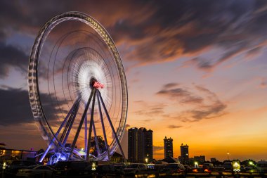 Bangkok, Tayland - 26 Mayıs 2016: Asiatique nehir kenarında, bir açık hava alışveriş Bangkok, Tayland, dönme dolap.