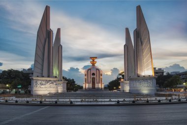 Tayland'ın demokrasi Anıtı, Bangkok şehir ışıkları ile gün batımında