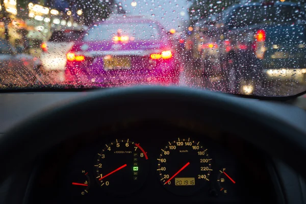 Araba Pano ve yağmur ıslak cam bir trafik