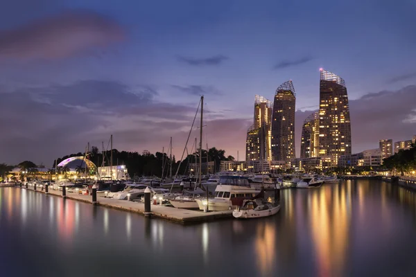 Singapore, Singapore - 17 juli 2016: Reflecties op Keppel Bay, een luxe condominium in westerse Singapore Sentosa Island nabij — Stockfoto