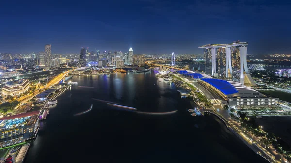 Singapur, Singapur - 18 července 2016: Marina Bay Sands jasně osvětlena za noc — Stock fotografie
