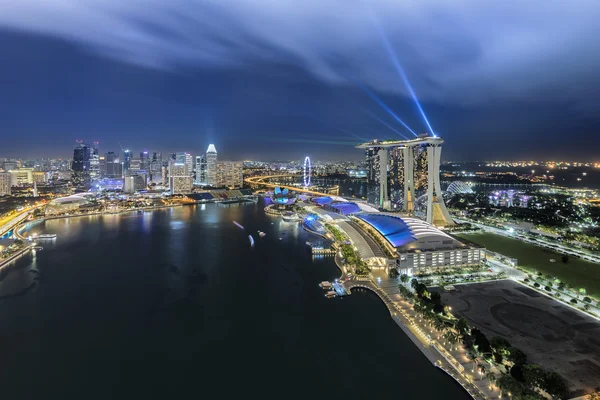 Singapur, Singapur - 18 července 2016: Marina Bay Sands jasně osvětlena za noc — Stock fotografie