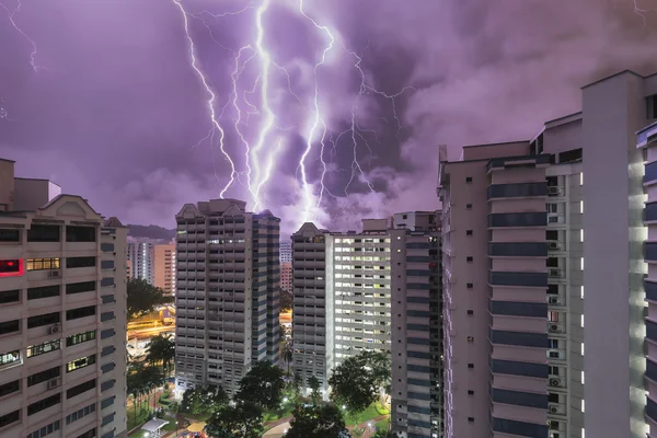 Housing and Development Board, HDB flat in Singapore and lightning during storm — Stock Photo, Image