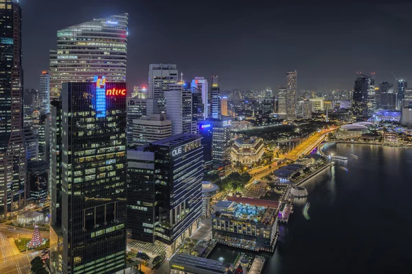 Singapore, Singapore - 18 juli 2016: Nacht skyline van Singapore Central Business District — Stockfoto