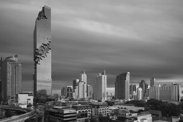 バンコク、タイ: 2016 年 8 月 4 日: Mahanakhon 建物、白と黒のタイ ・ バンコク — ストック写真