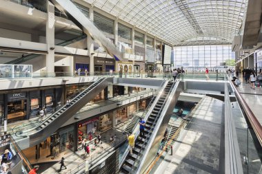 Singapore, Singapur - 17 Temmuz 2016: İç Marina Bay Sands Alışveriş Merkezi, Singapur
