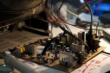 Tamir edilecek beklerken televizyon anakart koydu