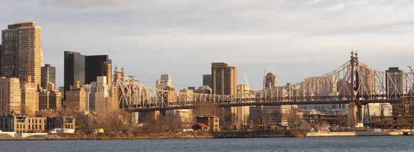 Мост Эда Коха Куинсборо видели с Лонг-Айленда — стоковое фото