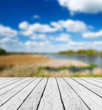 Taze bahar yeşil çim yeşil bokeh ve güneş ışığı ve ahşap