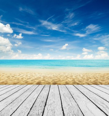 Tropikal plaj yanındaki boş ahşap iskele