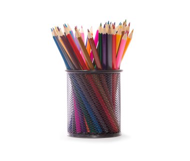 Beyaz arkaplanda izole edilmiş renkli kalemler yakın plan