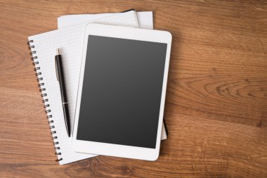 Masanın üstüne boş tablet