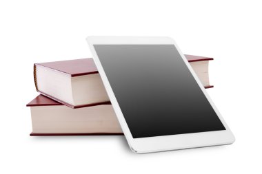 boş dijital tablet ve kitap yığını
