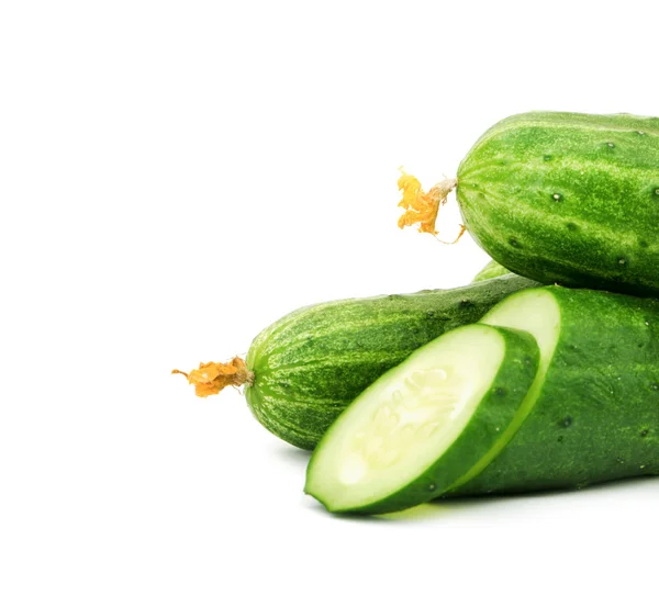 Pepino y rodajas aisladas sobre fondo blanco — Foto de Stock