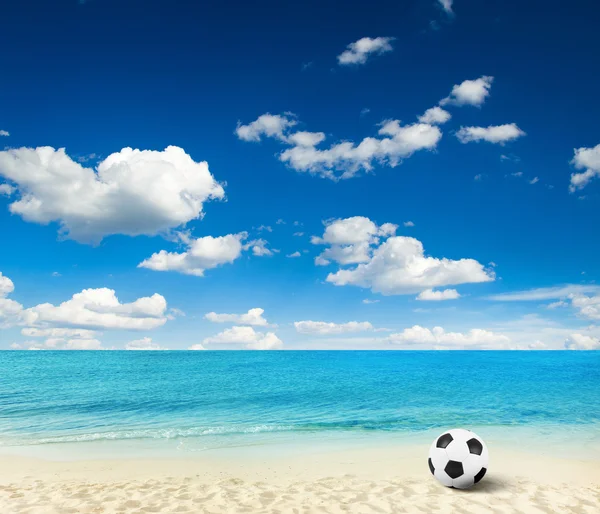 Tło plaża z piłki nożnej — Zdjęcie stockowe