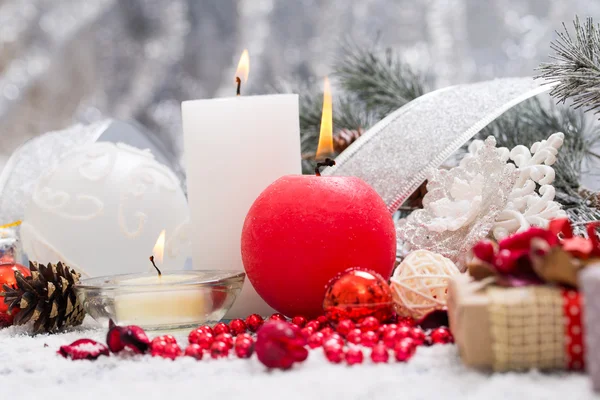 Decoración de Navidad colgando sobre fondo de madera — Foto de Stock