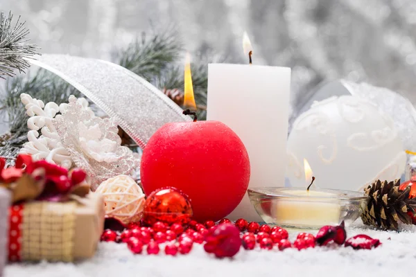 Decoração de Natal pendurado sobre fundo de madeira — Fotografia de Stock