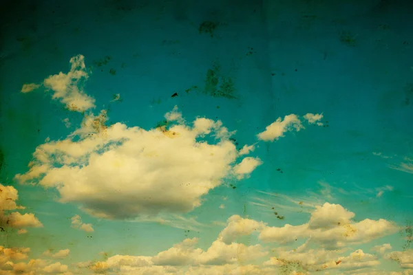 Nuvens brancas fofas no céu azul — Fotografia de Stock