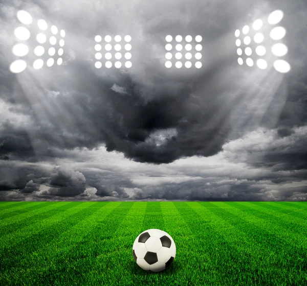 Pallone da calcio sul campo dello stadio con luce — Foto Stock