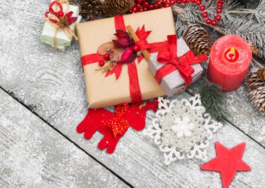 Ahşap arka planda noel süslemesi