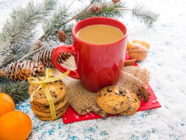 Ahşap arka planda noel süslemesi